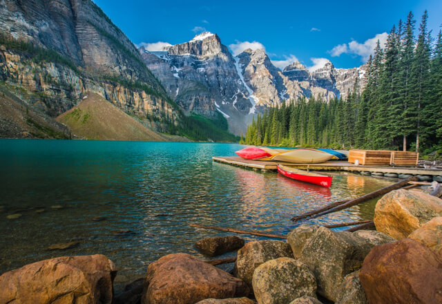Kanufahrt im Banff Nationalpark in Kanada auf einer Reise mit Kindern