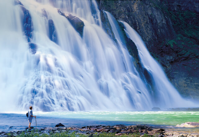 Wandertour an den riesigen Wasserfällen vorbei