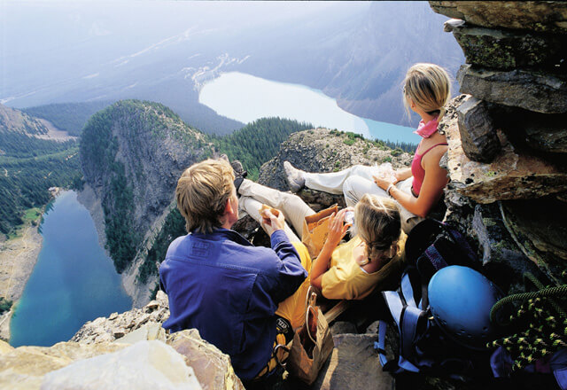 Wandern mit Ausblick am Lake Louise in Westkanada