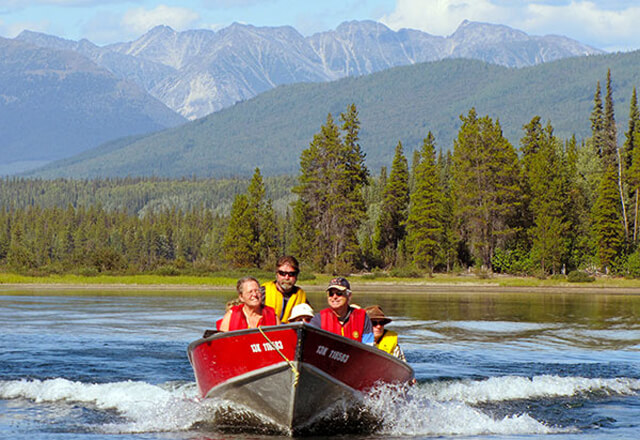 Bootstour mit der ganzen Familie auf einem See in Westkanada