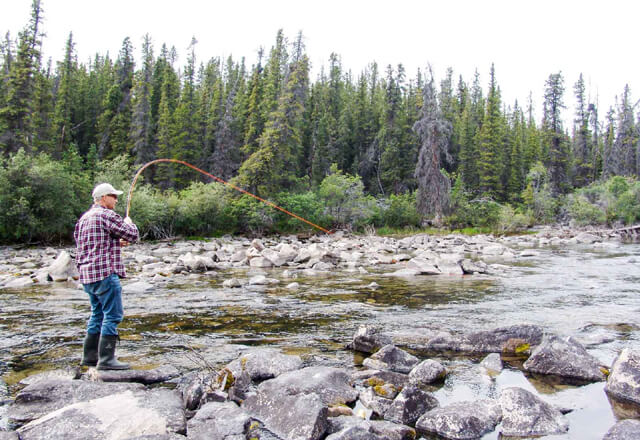 Mann beim Angeln in Yukon