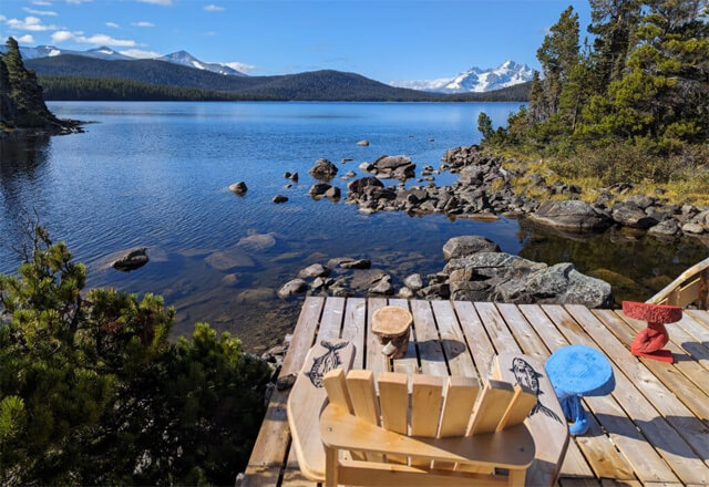 Ein Steg mit Sitzmöglichkeit an einem See in kanada