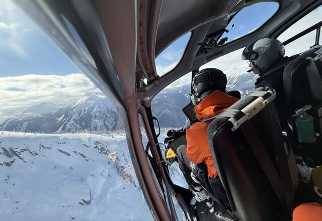 Helikopter mit zwei Piloten im Skigebiet in British Columbia