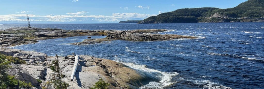 Die felsige Küste der Pointe de l'Islet in Tadoussac